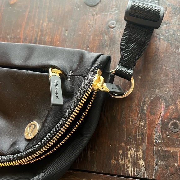 Lullemon All Night Festival bag 2L in Black/gold - Picture 5 of 13